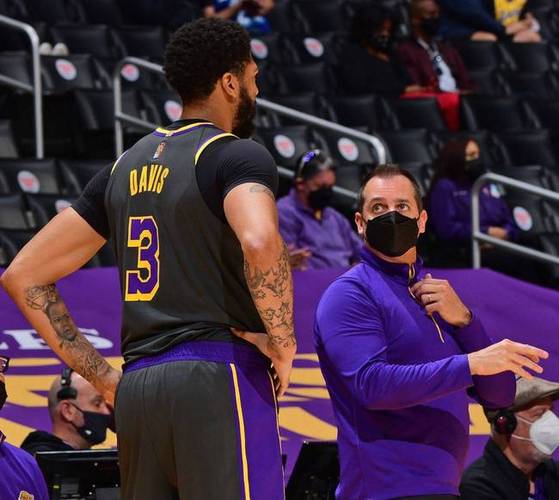 沃格尔调整阵容!戴维斯出任湖人中锋,三原因成隐患