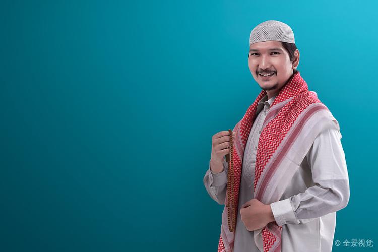亚洲人_穆斯林_男人_拿着_念珠_年轻_穿_服装_帽_图片大全—全景创意