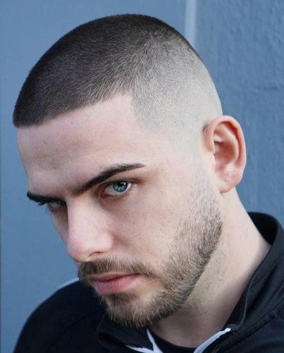 其实对于这种超短的男士发型,并不是我们想象的那样,直接用电推子套