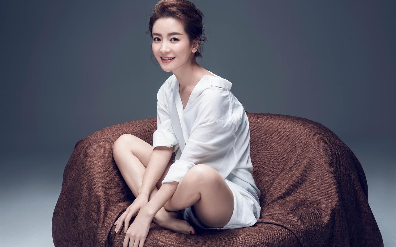 美女明星李晟桌面超清壁纸