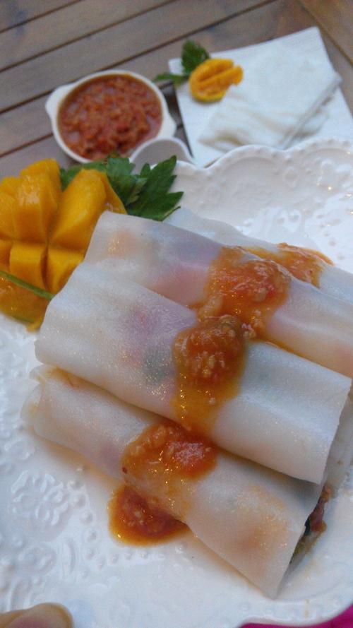 纯素裹卷,我们当地名小吃,凉皮里夹着泡酸豇豆,花生碎