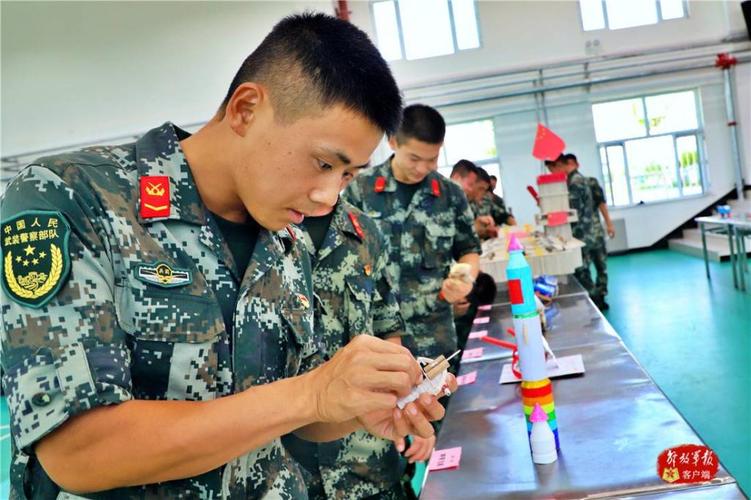 兵哥哥脑洞大开 手工艺品亮相军营_中国手工