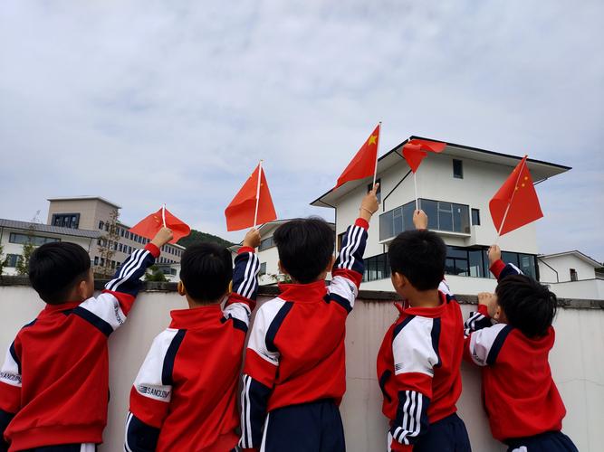 带着国旗去旅行——杭州市转塘小学回龙校区一(2)班向日葵小队