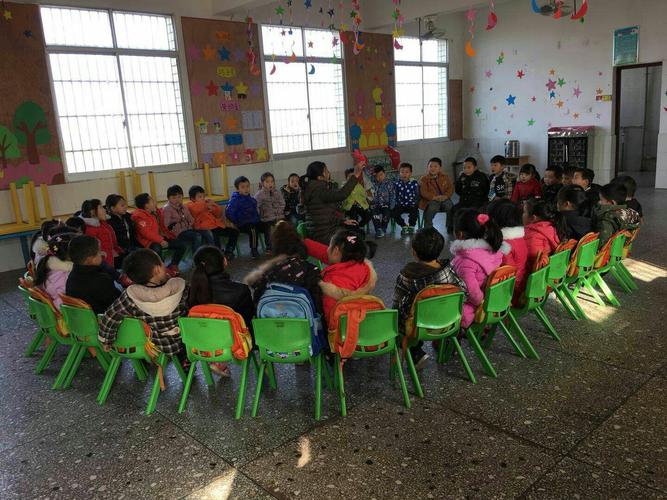 活动目标:1学唱音乐游戏《丢手绢》,2培养幼儿勤洗脸,勤洗手的卫生好