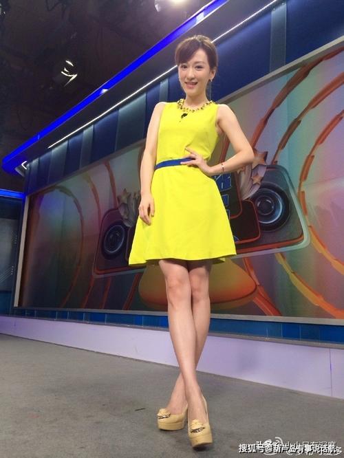 而许多观众也注意到《跑男》的女主持人 罗希穿着时尚,拥有美丽的长腿