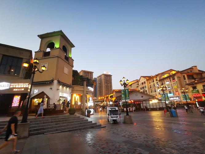 行走在重庆大学城繁华的熙街.