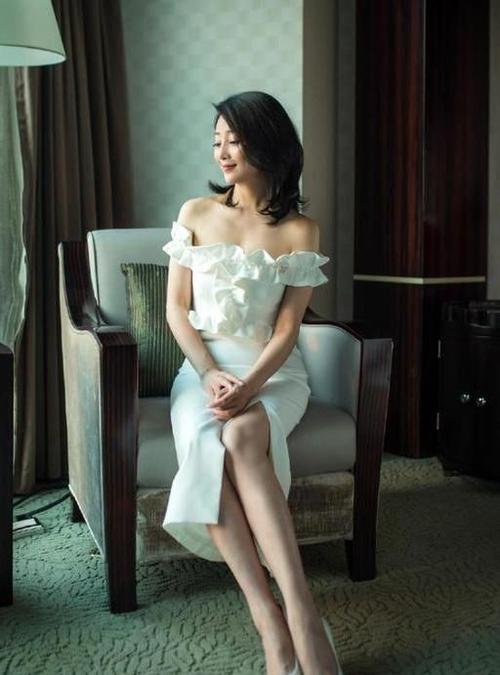 殷桃真的40了吗复古短发配极细锁骨链