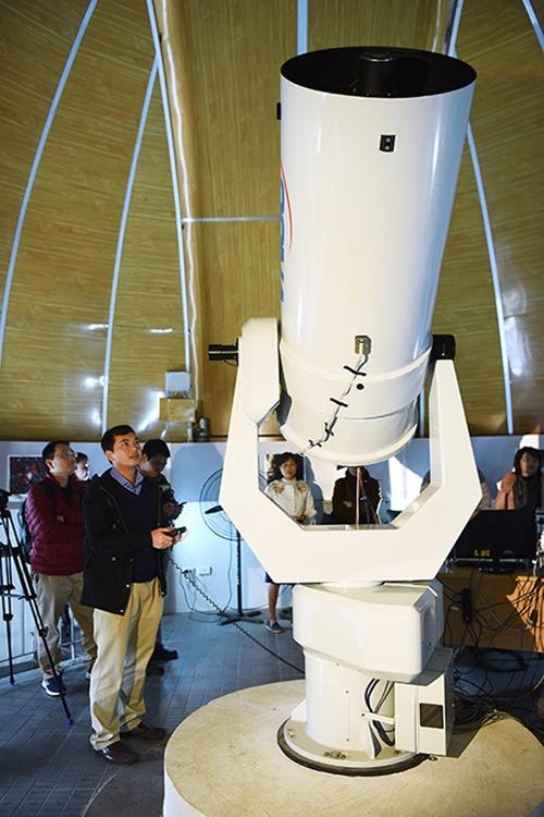 除了现代的天文望远镜,天文台内还设有100个座位的宇宙放映室,设计