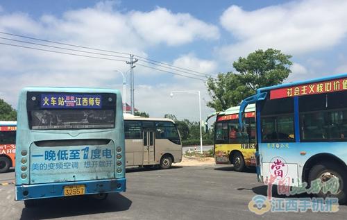 鹰潭新开公交线遭农村客运班车围堵 官方回应:不存在抢客情况