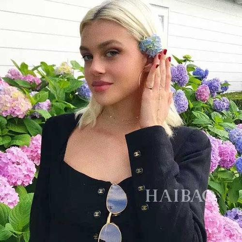 前者以"变4"女郎妮可拉·佩尔茨 (nicola peltz) 和gigi弟弟anwar