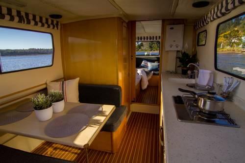 家庭船舱间 (family cabin on boat)