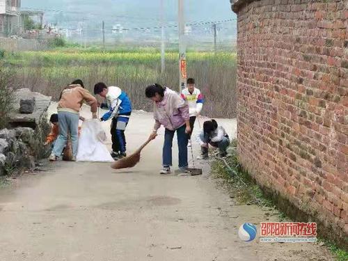 邵东市斫曹乡千名师生齐上阵 扮靓美丽乡村