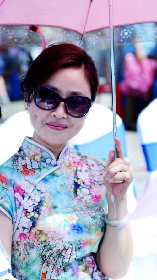 涉县电视台著名节目主持人   张冬梅女士
