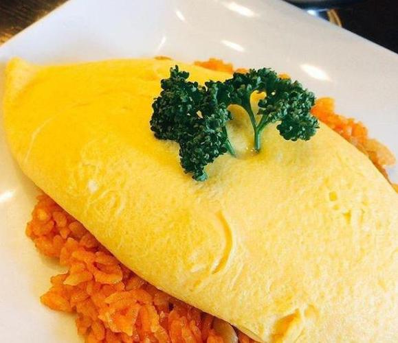 今年的流行美食之一——流心蛋包饭