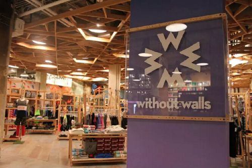 然后是urban outfitters 自家的巨大鞋区.