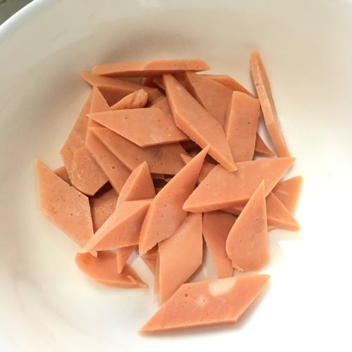 火腿肠一根去皮,切成菱形状