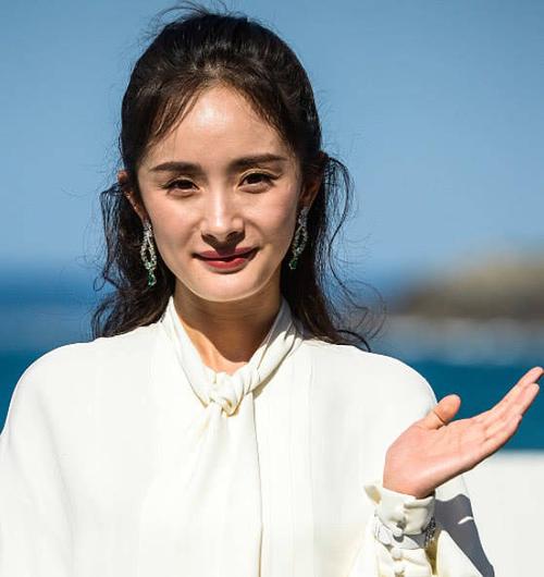 杨幂下巴松弛与脖子连成一线,嘴巴瘪还猪鼻子,网友:像