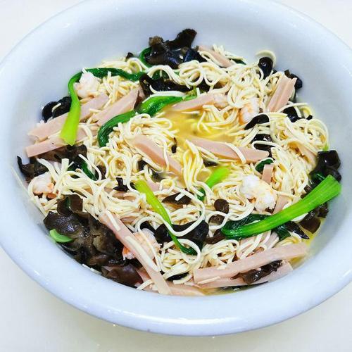 简易版的大煮干丝,可以自己配高汤,加入鸡汤更鲜美