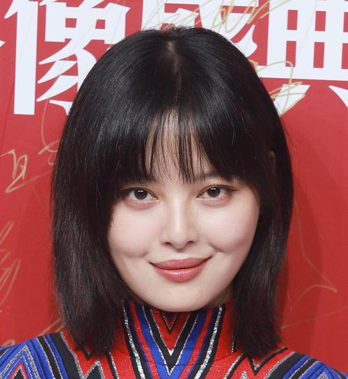 辛芷蕾长了一张高级脸,五官最有特色的是厚厚的嘴唇.