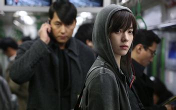 展开全部 楼主你好 符合你描述的电影是《监视者们》 好像记得女主角
