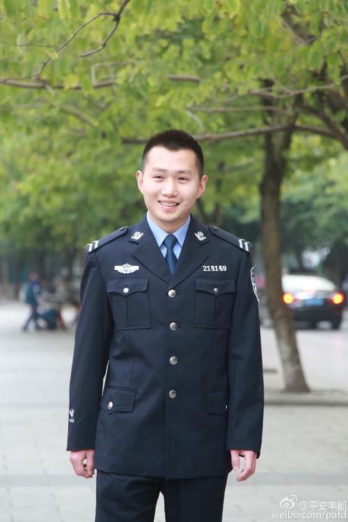 丰都县公安局民警"靠背哥"王宇荣登"中国好人"