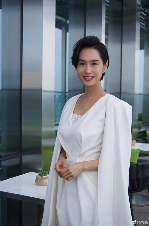 49岁朱茵最近状态,穿灰绿色百褶裙庆生,深鱼尾纹明显还是很美