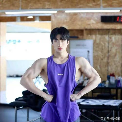 健身房里的高颜值小鲜肉,倒三角身材令人艳羡,腹肌尤其吸睛