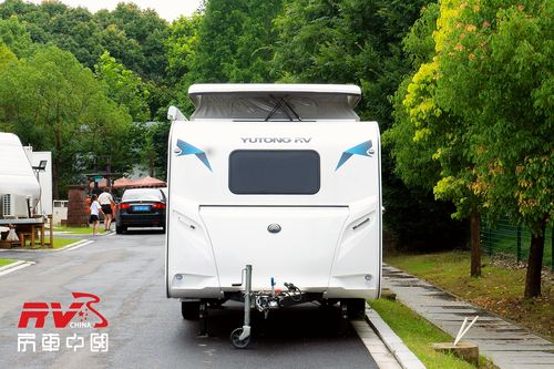 首款升降顶设计的拖挂房车,宇通t511升顶拖挂房车轻松上路