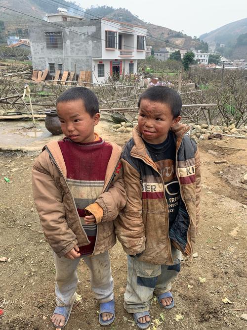 这俩个孩子真的可怜,还这么小就没有父母,让人看到心痛!