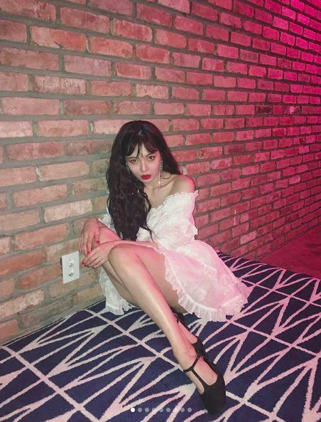 金泫雅换个发型重回颜值巅峰?碎花衬衫配牛仔裤,穿出满满少女感