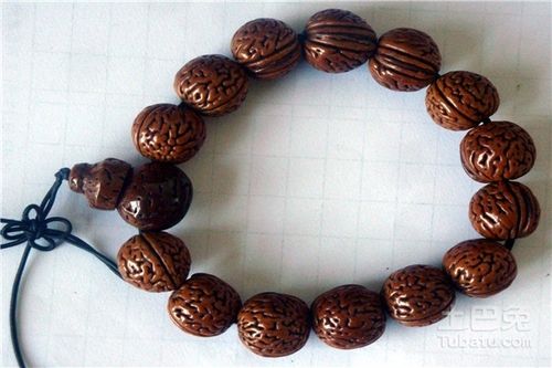 山桃核手串怎么养红  经验知识分享