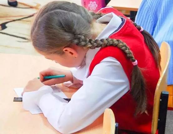 2,   走路弯腰驼背