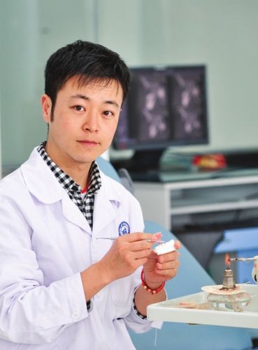 市州 正文      工作中的何嘉.