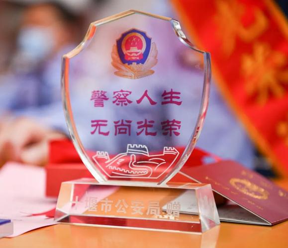 无悔从警路丹心映忠诚交管局举行民警光荣退休仪式