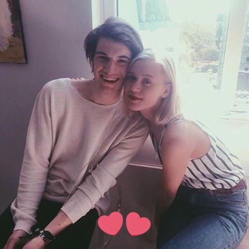 noora女神给william弹吉他唱歌啦!