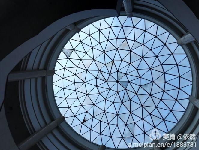 建筑上方圆形碟状屋顶隐喻着古代"天圆地方"的哲学观念.