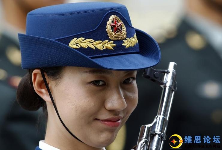 三军仪仗队女兵引记者争相拍照-这才是军中之花啊