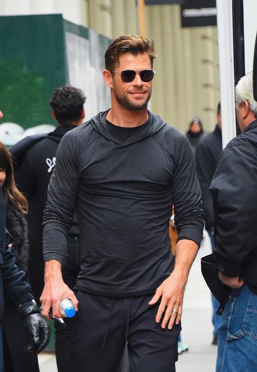 酷毙了!36岁锤哥纽约街头拍写真,厚厚的卫衣都藏不住肌肉身材