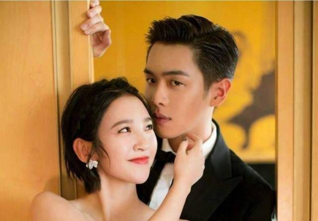 原创唐艺昕晒老公视角笑容超甜美,腹部隆起真的怀孕了?