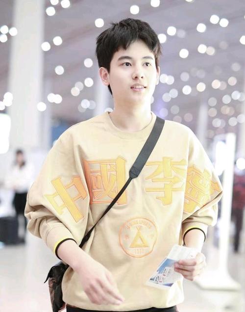 "性转"后的胡先煦,宛如青春小校花