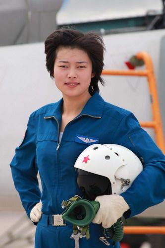 中国首批女歼击机飞行员训练将参加国庆阅兵
