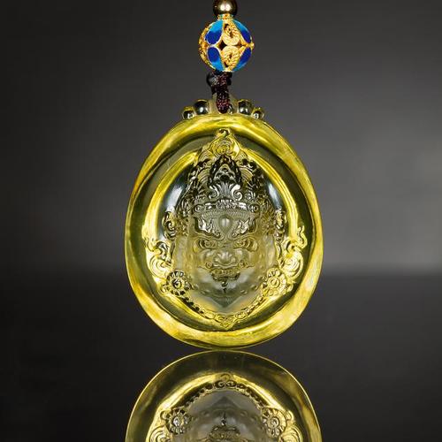 细看黄财神头戴花冠