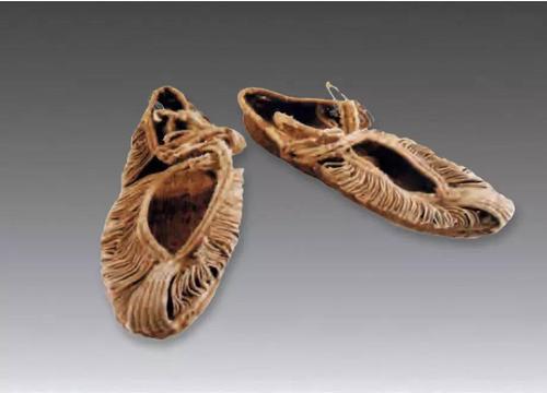 线鞋也是唐代女子惯常穿着的轻便鞋履,《旧唐书·舆服志》载:"武德来