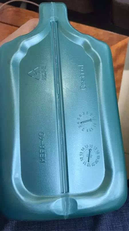 3 鉴别关键之:桶底 嘉实多机油桶底上的时间标识数字通常很清晰,仿品