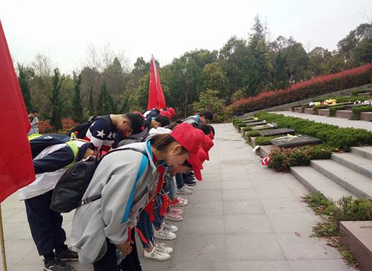 组织部分团员和学员去上窑烈士陵园扫墓,祭拜英烈.