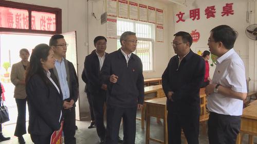 杨朝伟到瓮安县特殊教育学校开展工作调研慰问教职员工和学生