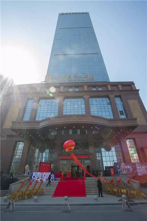 伴随着五星级酒店的开业迎客,中南金石国际广场包含的商务办公,瞰海