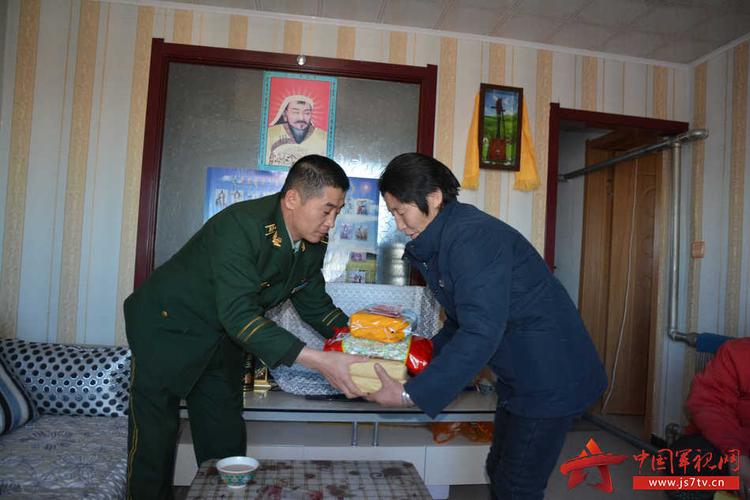 边防派出所官兵为辖区女性群众送上节日慰问.