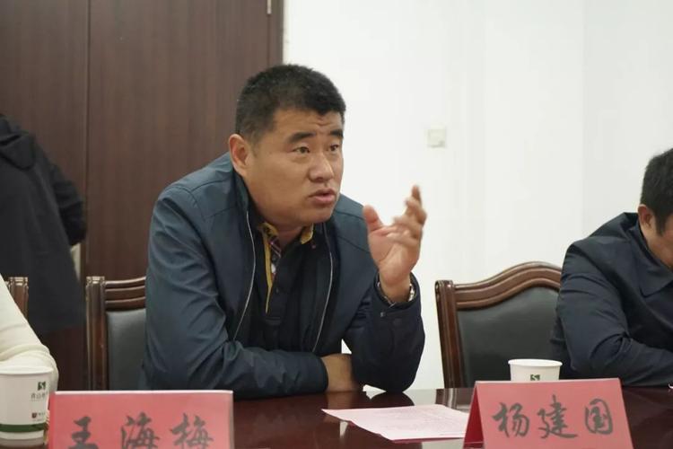 衡水中学实验学校董事长,牧马庄园董事长 杨建国参加授牌仪式和座谈
