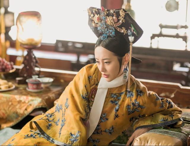 《如懿传》卫嬿婉,作为皇贵妃,嚣张跋扈,这身凤衣,更是给她添足了